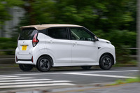 電動パワートレインに関しては変更点はなく、最高出力64PS、最大トルク195N・mというモーターのアウトプットや、20kWhの電池容量、WLTCモードで124Wh/kmの電費と180kmの一充電走行距離など、各諸元は改良前と同じ。乗り心地や操縦性などに関わるシャシーについても、変更はアナウンスされていない。