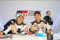 おじいちゃんを筆頭に3世代そろってラリードライバーの勝田家からは範彦（写真右）＆貴元（同左）が親子で参加。