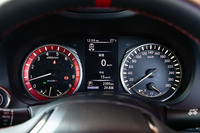 「nismo」ロゴ入りの赤いタコメーターと、280km/hスケールのスピードメーターが備わっている。