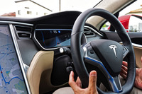 従来のソフトウエアではオートパイロット作動時、ステアリングから手を離しても警告が出なかった。しかしバージョン8.0ではメーターの枠が写真のように白く点滅して警告を発するようになった。