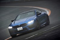 「M8クーペ コンペティション」には、BMW M社が開発を手がけた4WDシステム「M xDrive」が搭載される。通常は4輪を駆動するが、DSCをオフにして完全な後輪駆動とすることも可能。