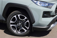 「RAV4アドベンチャー」の試乗車には前235/55R19、後ろ235/55R19サイズの日本初登場となる「ヨコハマAVID GT」M+Sタイヤが組み合わされていた。