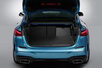 荷室容量は430リッター。後席の背もたれには、40：20：40の分割可倒機能が備わる。