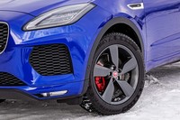 試乗車は雪上走行用に、前後とも235/55R19サイズの「コンチバイキングコンタクト6」スタッドレスタイヤを装着していた。ホイールはサテンダークグレーフィニッシュと呼ばれるカラーになっている。