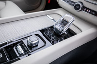 「T8」には8段ATを搭載する。「インスクリプション」グレードのシフトノブは、スウェーデンのオレフォス社が手がけるクリスタル製で、高級感も申し分ない。