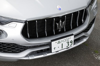 フロントグリルの奥には、エアシャッターを内蔵。外気温に応じて、ラジエーターに流れ込む空気の量を制御している。