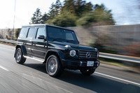 四角張った2ボックスのスタイリングや丸目2灯のヘッドランプなど、従来モデルと“ウリふたつ”な新型「Gクラス」だが、実際にはほぼすべての部品が新設計となっている。