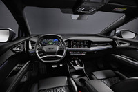 センタークラスターがドライバー側を向いた、「Q4 e-tron」のインテリア（写真は海外仕様車）。このコックピットでの体験も、ディーラー発着の公式カーシェアで、より身近なものになる。