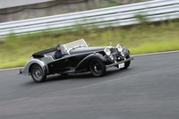 サスペンションはフロントがウイッシュボーン式でリアがリジッドアクスル式。ショックアブソーバーはオリジナルが摩擦式に対し、コンティニュエーションモデルは油圧式を搭載していた。