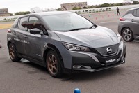 今回試乗した、四輪制御技術のテストカー。ベースは量産型「リーフ」で、車体の前後ぞれぞれに駆動用モーターを搭載する。