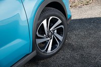 テスト車は最上級グレード「Z」のFF車。専用デザインの17インチタイヤ＆ホイールが標準装備となる（他グレードは16インチが標準）。