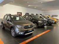 ショールームの一角に設けられたダチアの認定中古車コーナー。フェイスリフト前の各モデルが並ぶ。手前の「サンデロ ステップウェイ」は1万2750ユーロ（約180万円）。