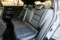 前席に加え、リアの左右席にもヒーターを装備。エンジン横置きのプラットフォームを用いているだけに、足もとのスペースにはゆとりがある。