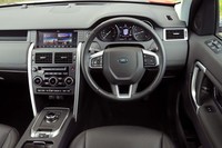 機能性の高さを感じさせる、シンプルでスマートなデザインの運転席まわり。内装色は全6種類で、試乗車には「エボニー」のモノトーンが採用されていた。