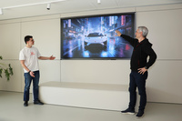 ビジネス開発マネジャーのアンドレア・ポルタ氏（右）と、彼のもとで働くロベルト・ジャイ・バウディサルド氏（左）。