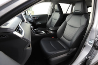 「ハイブリッドG」では合成皮革のシートが標準装備。“合成”ながらしっとりとした風合いが心地いい。