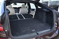 後席背もたれを倒すと、荷室容量を1800リッターに拡大可能。その際使わなくなったトノカバーは、荷室床下に収納できるようになっている。