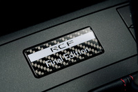 センターコンソールに「RC Final Edition」および「RC F Final Edition」の文字が刻まれた記念プレートが備わる。