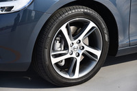 「Spider（スパイダー）」と名付けられた、「モメンタム」グレード専用のアルミホイール。タイヤはピレリの「チントゥラートP7」が装着されていた。