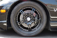 せっかくなので調整後のタイヤの写真を……。といっても、この角度からだとなにも分からないですね。取りあえず、左向きだったフロントタイヤのトー角は左右ともに＋0.01°に調整してもらった。メーカー指定の数値が＋0.06°なので、やや“トーゼロ”寄り。「ハイグリップタイヤでも、コーナーの入りで頭が入りやすいように」という配慮だそうです。