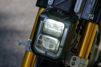 スクエアな縦目2灯のデザインが目を引くヘッドランプ。灯火類はU字のデイタイムランニングランプやウインカーを含め、すべてLEDだ。