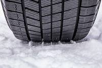 ブリヂストンの独自技術である発泡ゴムは「フレキシブル発泡ゴム」に進化。氷上の水膜を除去する発泡の形状を従来の球状から楕円（だえん）形に変更し、毛細管現象により吸水力を向上させている。