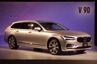 こちらはフラッグシップワゴンの「V90」。写真のモデルは「V90 T6 AWD インスクリプション」。