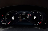 メーターには、12.3インチサイズの「マルチディスプレイメーターパネル」と呼ばれる液晶ディスプレイを採用。選択した走行モードに合わせて表示デザインが変更される。