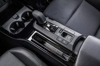 シフトセレクターの操作方法は従来型と同じだが、セレクターレバーの位置はダッシュボードからセンターコンソールに移された。「Z」グレードにはスロット式のワイヤレス充電器（写真下）も標準で装備される。