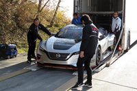取材会場に運び込まれる新型「リーフNISMO RC」。
