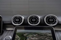 ダッシュボード上部には航空機のナセルをイメージしたというエアアウトレットが備わる。