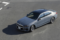 パワーユニットは最高出力190PSの2リッター4気筒ターボエンジン。これ自体は「523i」と同じだが、マイルドハイブリッドのモーターが11PSと523i（7PS）よりもパワフルな設定（型式は同じ）。そのためかボディーが大きいのにこちらのほうがWLTCモード燃費が優秀だ（15.1km/リッターと14.4km/リッター）。