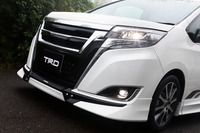 クロームメッキをあしらいながら、大胆にブラックを配したフロントグリルが、個性を主張する。