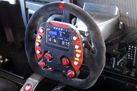 ステアリングホイールに備わる、「R」「N」「D」と書かれたツマミがシフトセレクター。その下の「1」「2」「3」「4」と書かれたツマミは、モーターの出力レベルを切り替えるセレクターだ。