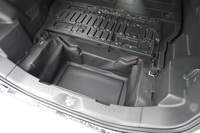 荷室後方のラゲッジアンダートランク。