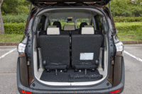 3列目シートは2列目シートの下に格納することが可能。2列目シートをタンブルフォールディングする際は、1列目シートのヘッドレストにベルトで固定する必要がある。（写真をクリックすると、シートアレンジが見られます）
    