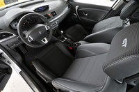 ダークカーボンカラーを基調としたインテリアの様子。アルミペダルや、「メガーヌ ルノースポール」と同形状のステアリングホイール、「GT」ロゴが刺しゅうされたスポーツシートなどが車内をスポーティーに演出する。BOSEサウンドシステムも標準装備。