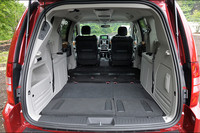 荷室容量は、定員乗車時の638リッターから2、3列目シートを格納した状態の3296リッターまで、広大なスペースが確保される。
