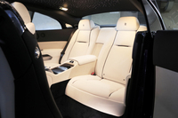 後席は独立式の2人掛け。左右の席を分かつセンターコンソールには、灰皿やドリンクホルダー、空調設備が備わる。
    