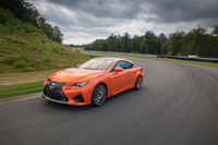 「RC F」は、ボディーの各所にエンジンやブレーキなどの冷却、空力性能改善のためのエアインテークやエアアウトレットが設けられている。