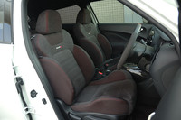 前席にはサイドサポートの大きく張り出したスエード調ファブリックのスポーツシートを装備。