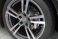 多彩なオプションもポルシェの特徴。「4S エグゼクティブ」のホイールは19インチが標準だが、撮影車には20インチのものが装着されていた。
    