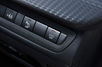 ダッシュボードの右端に備えられた、アイドリングストップ機構のオン／オフスイッチ。よく見ると、「C」の文字が矢印となっている。