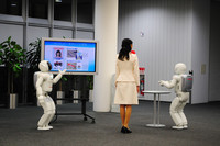 新型ASIMOは来客の対応にあわせて自分の行動を変更できるほか、他のASIMOと協調して作業を行うこともできる。