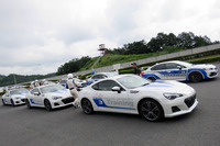 講習で使われる車両は「WRX STI」と「BRZ」で、ロールバーや5点式シートベルトなどの安全装備が装着されている。