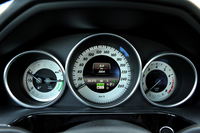 「E400ハイブリッド アバンギャルド」のメーター。左にハイブリッドメーターが配置される。タコメーター（右）は残される。