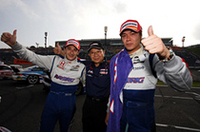 優勝したセバスチャン・フィリップ（左）、細川慎弥（右）に囲まれる、高橋国光監督。（写真＝本田技研工業）