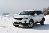 試乗の舞台は長野県の志賀高原。特設コースのほか、圧雪路を中心とした一般道で試乗した。試乗車は「レンジローバー イヴォーク」の中間的グレードである「プレステージ」。
    