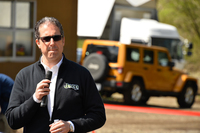 
    写真は、試乗会でプレゼンテーションを行った、クライスラー グループのエイドリアン・ヴァン・カンペンハウト氏。日本市場での販売比率は、彼の“イチ押し”である「トレイルホーク」が2割弱、「ロンジチュード」と「リミテッド」がそれぞれ4割ずつになると予測されている。
    