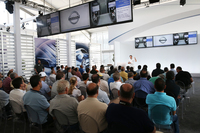 イベントに参加した世界各国のメディアや日産関係者（の一部）。参加者は5日間合計で1500人にものぼるとか。
    